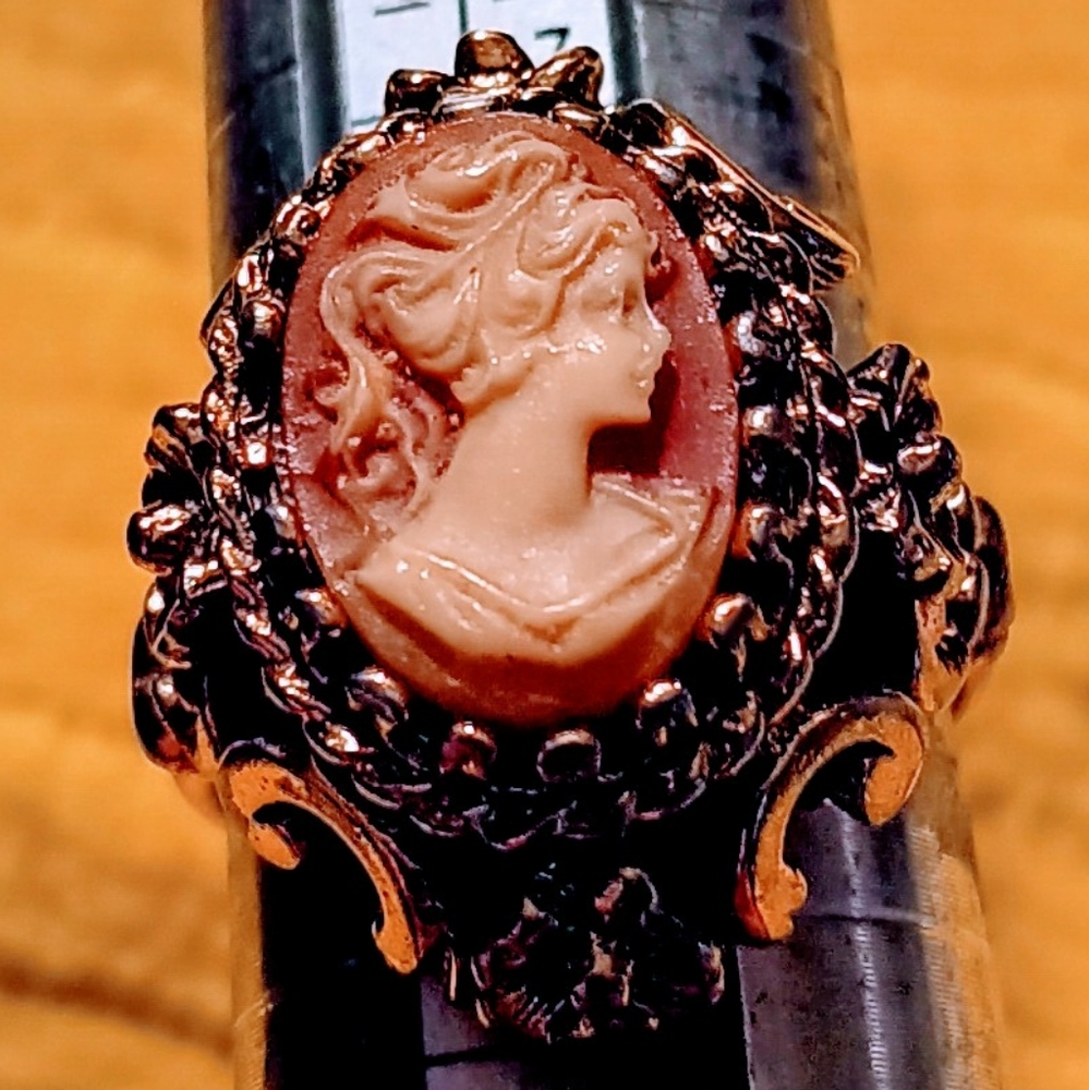 Vintage HMD B Madeira signed Cameo carved Montauk in Goldtone size 8 Ring.